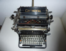 Foto schrijfmachine Continental S 104, nr. 632727, vroeger in gebruik bij de gemeentesecretaris van Sappemeer; ik kreeg die om de raadsnotulen te verwerken.