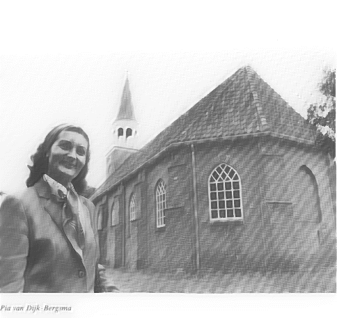 Pia bij de kerk in Roswinkel (foto op blz. 280 van Pierweijerboek)