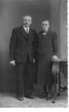 Uit e-mail Trijnie Wolthuis: "De foto is van opa Rienko met zijn 2e vrouw Tjakina ofwel Ootje zoals ze in de familie werd genoemd. We denken dat de foto uit de jaren 20 stamt ..."